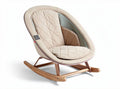 Poltrona a dondolo in tessuto beige con struttura in legno 70 x 65 x 80cm